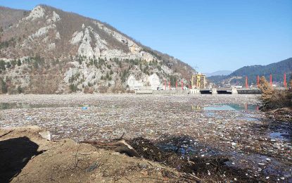 Čišćenje plutajućeg otpada iz Višegradskog jezera