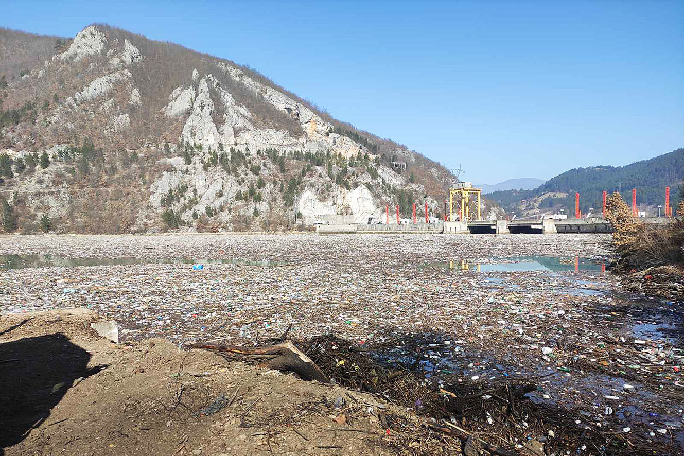 Чишћење плутајућег отпада из Вишеградског језера
