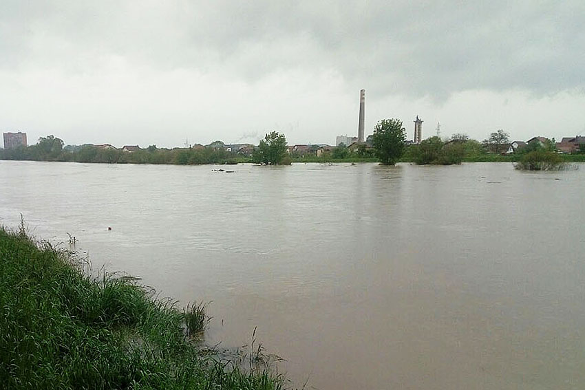 Водостаји већих ријека без значајнијег раста, и даље постоји могућност појаве локалних бујичних поплава