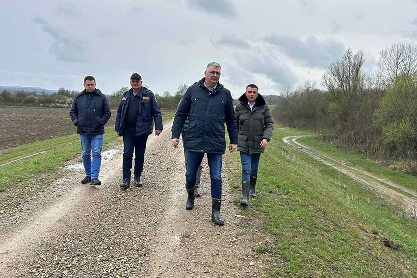 Kozarska Dubica: Direktor Milovanović i načelnik Savković u obilasku terena