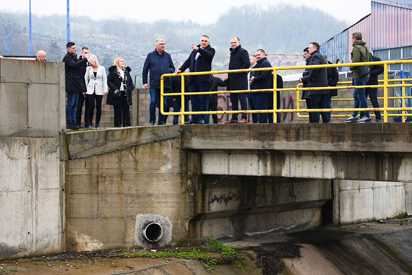 Zvornik: Premijer Minić, ministar Stevanović i gradonačelnik Ivanović, sa direktorom Milovanovićem na terenu