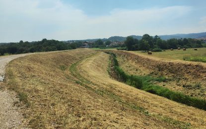 Kozarska Dubica: Košenje i uređenje nasipa i kanala u poplavnom području Dubička ravan