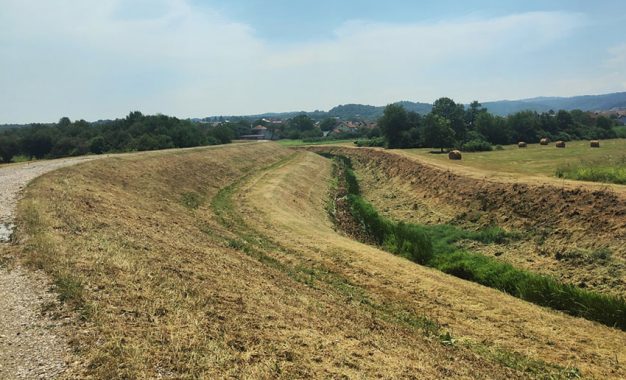 Kozarska Dubica: Košenje i uređenje nasipa i kanala u poplavnom području Dubička ravan